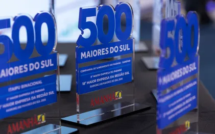 Troféu entregue à Sanepar pela revista Amanhã. Empresa foi considerada a 8ª maior do Paraná e a 1ª do setor de serviços públicos