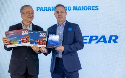 O especialista em Inovação da Sanepar, Charles Carneiro (dir.), representou a Companhia no evento que premiou as 100 maiores empresas do Paraná.