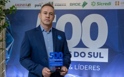 O especialista em Inovação da Sanepar, Charles Carneiro, exibe o troféu de 8ª maior empresa do Paraná.