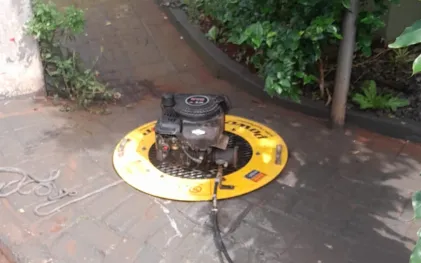mostra máquina de fumaça utilizada em testes na rede de esgoto