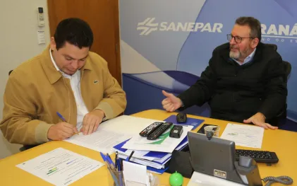 Assinatura de investimento em esgotamento sanitário em Quedas do Iguaçu.