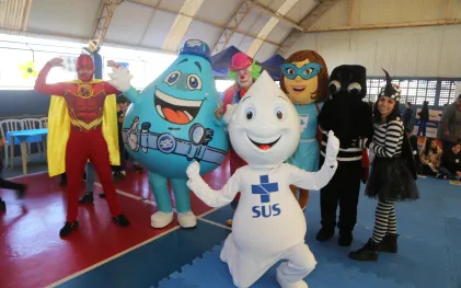 Mascotes posam para uma foto em um evento da Sanepar.