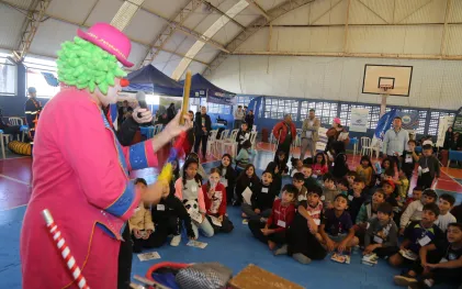 Palhaço de apresenta para um grupo de crianças.