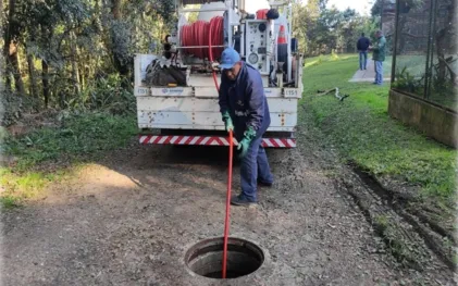 Instalação de redes de fibra óptica em redes de esgoto