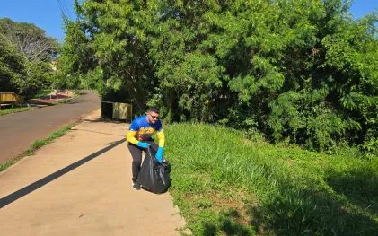 Equipe de voluntários da Sanepar limpando rios no Paraná