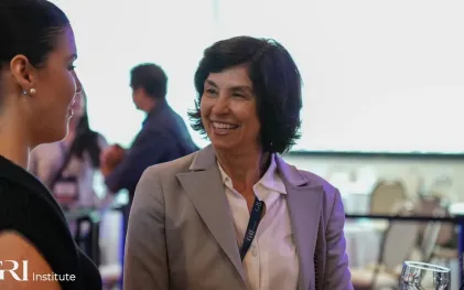 Leura Lúcia Conte de Oliveira, Diretora de Investimentos, recebe premiação