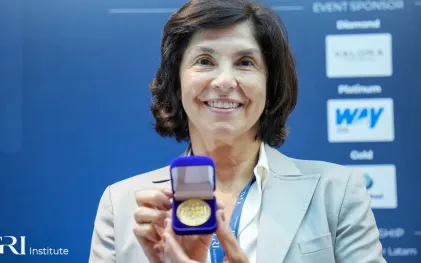 Leura Lúcia Conte de Oliveira, Diretora de Investimentos, recebe premiação