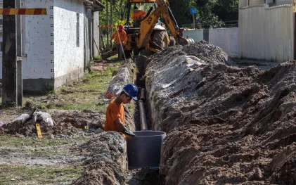 Obras de ampliação da rede de esgoto em Matinhos.