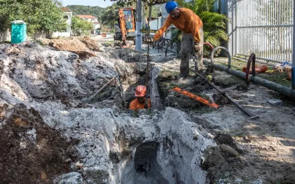 Obras de ampliação da rede de esgoto em Matinhos.