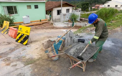 Obras de ampliação da rede de esgoto em Rio Branco do Sul