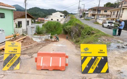 Obras de ampliação da rede de esgoto em Rio Branco do Sul.