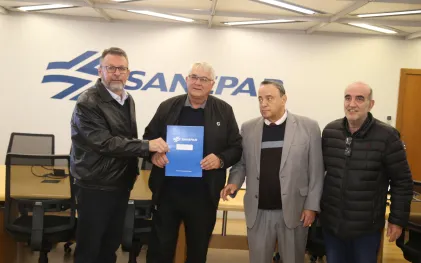 O prefeito Irineu Inácio Zacharias, da cidade de Paulo Frontin, durante a assinatura do programa Sanepar Rural ao lado do diretor-presidente da Companhia, Wilson Bley, e do deputado Hussein Bakri.