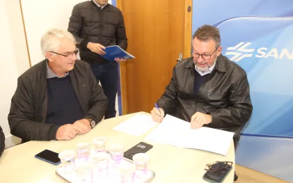 O prefeito Irineu Inácio Zacharias, da cidade de Paulo Frontin, durante a assinatura do programa Sanepar Rural ao lado do diretor-presidente da Companhia, Wilson Bley.