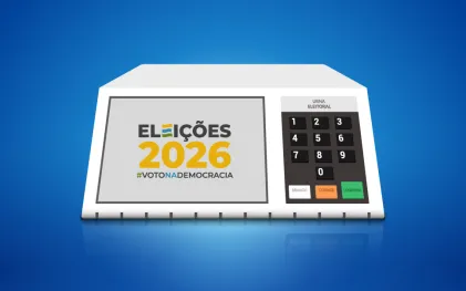 Ilustração de uma urna eletrônica brasileira sobre um fundo azul. Na tela da urna está escrito "Eleições 2026" e a hashtag "#VotoNaDemocracia".
