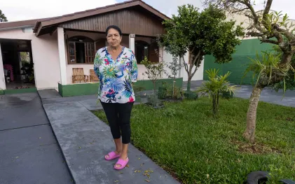 Cabeleireira Sueli Modesto Dias na frente de sua casa em São José dos Pinhais
