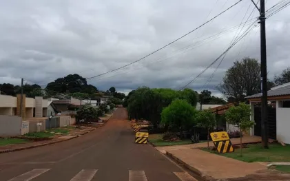 Mostra implantação da rede de esgoto em Roncador