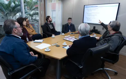 Ipardes apresenta para a Sanepar o estudo sobre a relação entre o saneamento e a incidência de DRSAIs no Paraná.