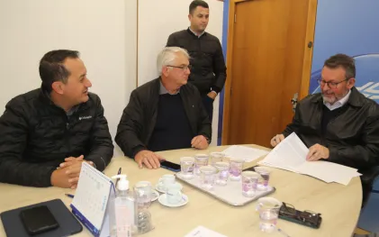 O prefeito Mário Cezar da Silva, de São João do Triunfo, assina termo do Sanepar Rural ao lado do diretor-presidente da Companhia, Wilson Bley.