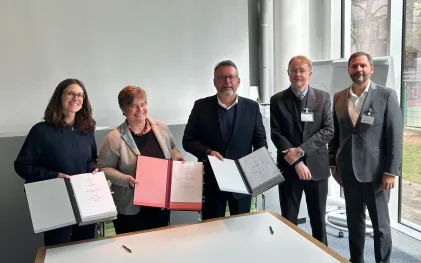 Diretor-presidente da Sanepar, Wilson Bley, e a diretora para a América Latina e Caribe do KfW, Claudia Arce, assinam financiamento 