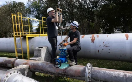 tecnicos testando adutora em busca de vazamento