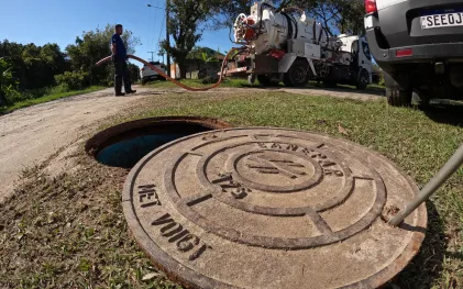 Equipe da Sanepar realiza vistoria de redes de esgoto no Litoral 