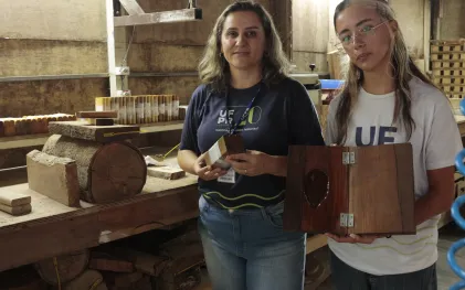 Professora Andressa Tavares, coordenadora do projeto e docente do curso de licenciatura em Educação do Campo da UFPR Litoral, e a voluntária do projeto da xiloteca, Vitória Rodrigues de Paula