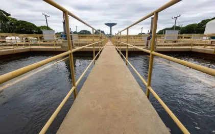 estação de tratamento de água com reservatório ao fundo