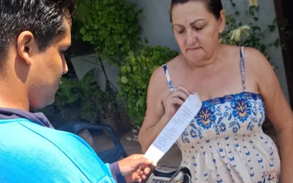 Cliente efetua pagamento na porta de casa