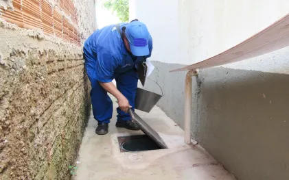 técnicos vistoriam ligações de esgoto e lançam corantes coloridos