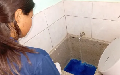 técnicos vistoriam ligações de esgoto e lançam corantes coloridos