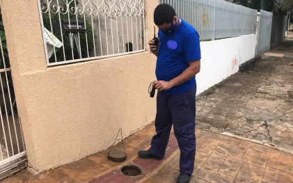 técnicos vistoriam ligações de esgoto e lançam corantes coloridos