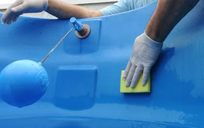 A limpeza da caixa-d’água deve ser feita com panos limpos, esponja ou escova nova e água sanitária