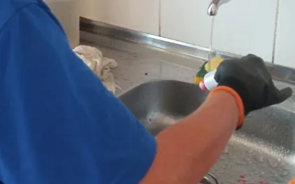 Técnico despeja corante para verificar caminho do esgoto