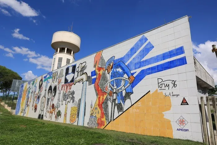 Imagem do painel de Poty Lazzarotto pintado no reservatório Alto da XV em Curitiba
