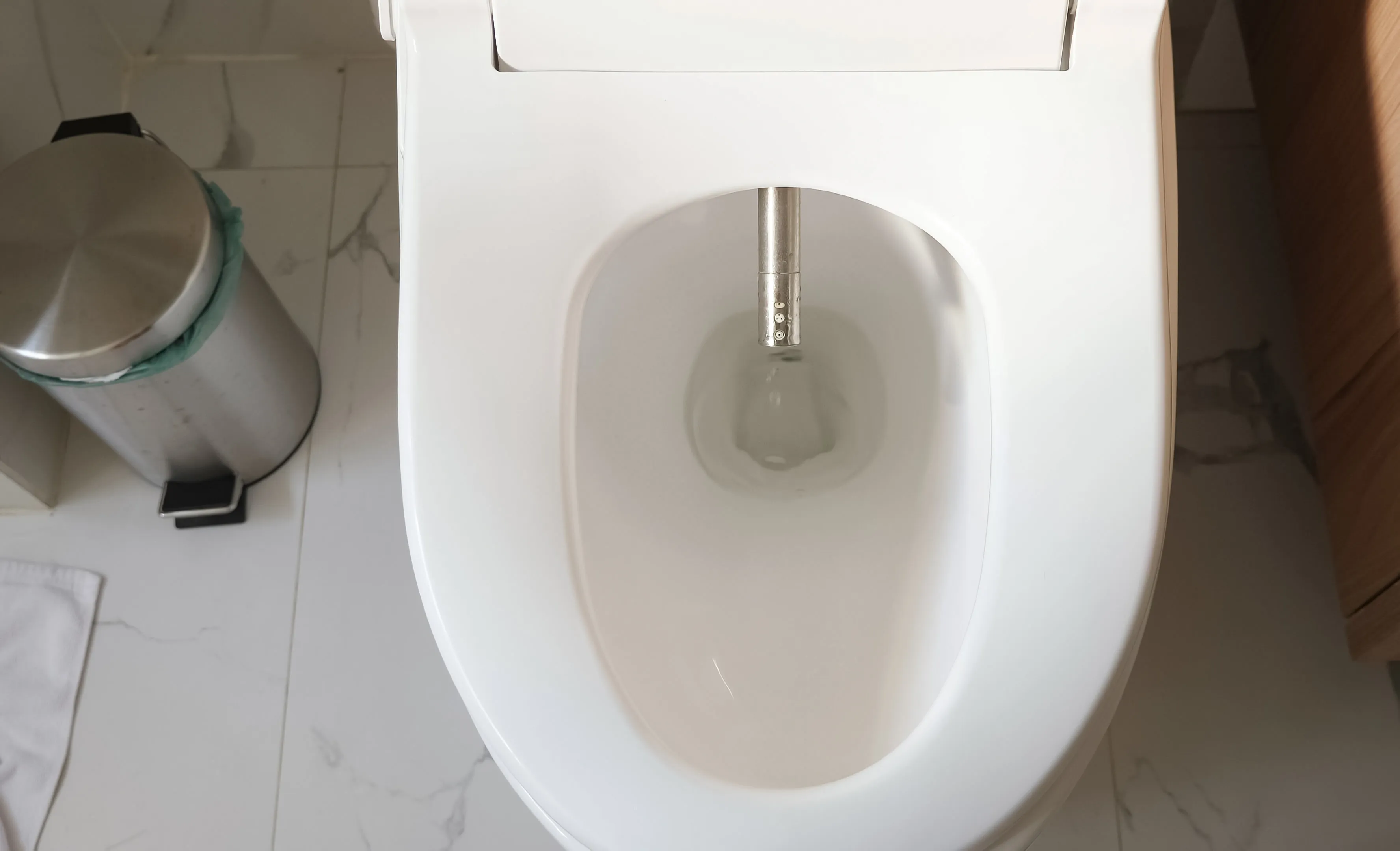 Lixeira ao lado do vaso sanitário